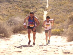 Arancibia (izq.) y Godoy se sacaron chispas en las dunas carrizalinas.