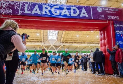 Largada desde el interior del Polideportivo Torito Rodríguez.