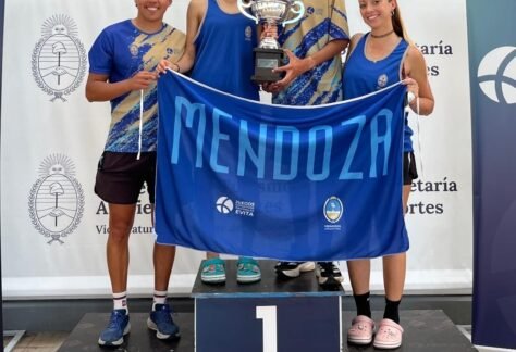 Isabella Sabio y Máximo García con sus entrenadores.