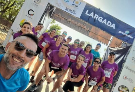 El profe Martínez con sus alumnos en la carrera del IUSP 2024.