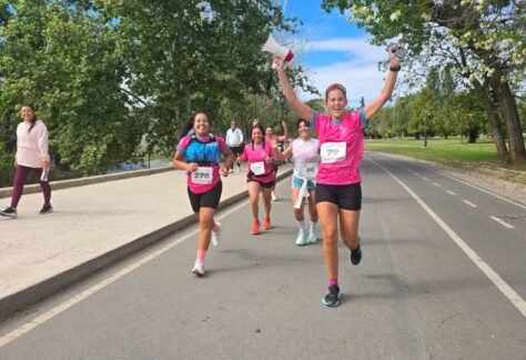 Vení a Correr pintó de rosa al Parque San Martín.