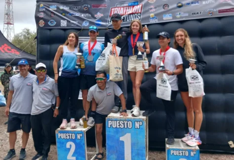 Faustino Sabio y Emilia Vargas en lo más alto del podio del Triatlón Los Reyunos.