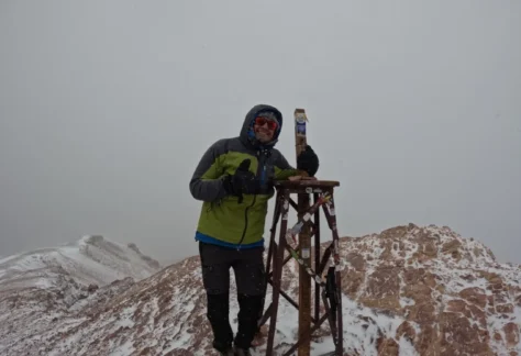 Andy Salcedo en una cumbre en el Cerro Penitentes.