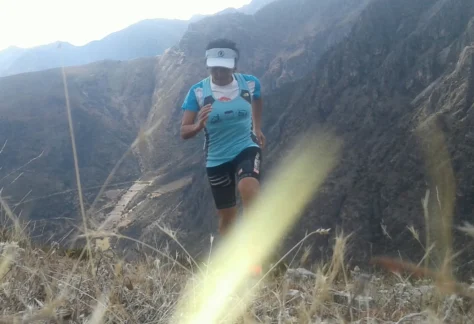 Deisis Zarramera corriendo en la montaña.