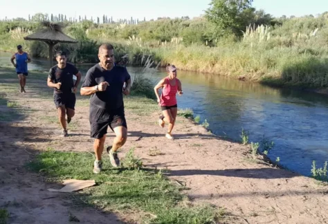 Los chicos de Trisports entrenan en la costa del Río Atuel.