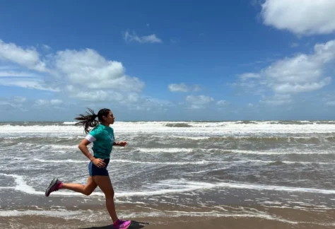 Agustina Molina corriendo por la playa de Villa Gesell.