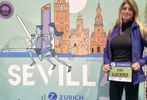 Luciana Lucero en las acreditaciones de la Maratón de Sevilla.