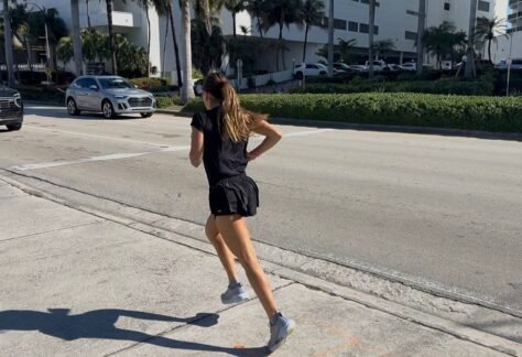 Luna Román corre en Miami.