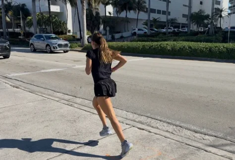 Luna Román corre en Miami.