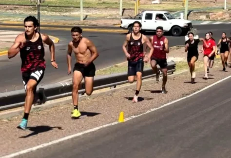 Parte de los atletas de Atletismo Maipú.