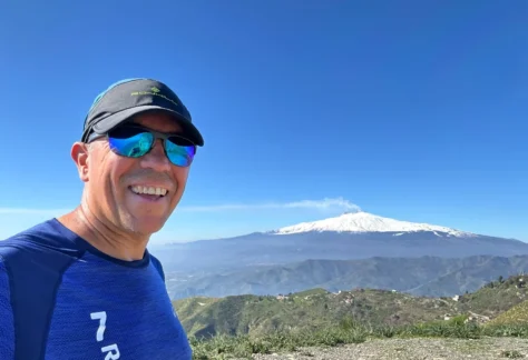 Juan Giménez anda corriendo por Sicilia. En el fondo, el Etna.