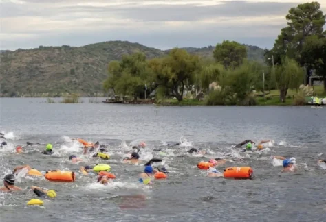 Natación en lago del Dique La Florida.