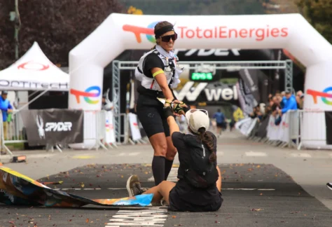 “Mage” Gabrielli ayuda a levantarse a su amiga Mariana Fernández.