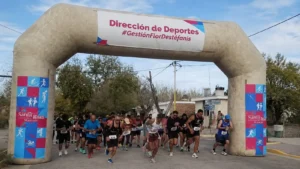 Largada de la Carrera Running 360 en el Polideportivo Municipal de Santa Rosa, Mendoza.
