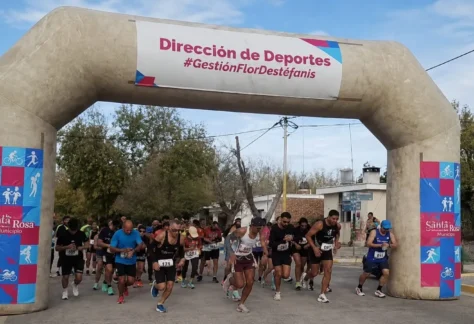 Largada de la Carrera Running 360 en el Polideportivo Municipal de Santa Rosa, Mendoza.