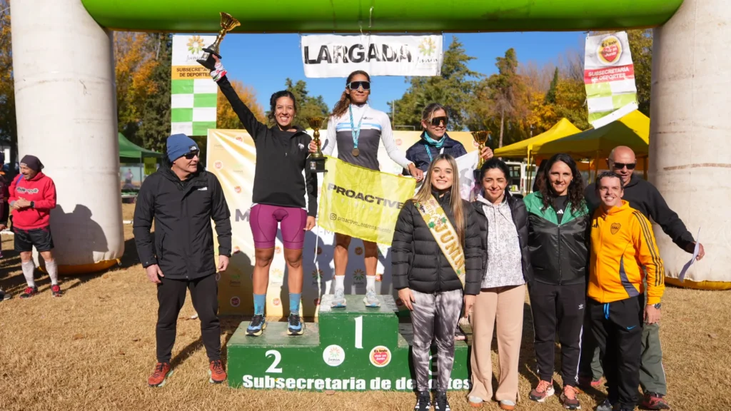 Karen Aguirre en lo más alto del podio.