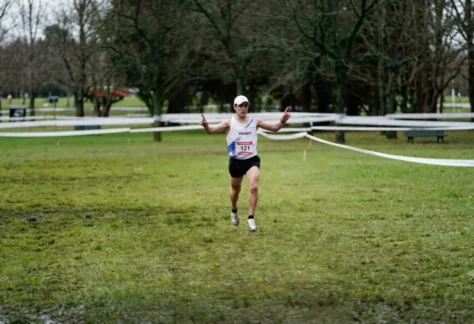 Joaquín Arbe consagrándose campeón de Cross Country.