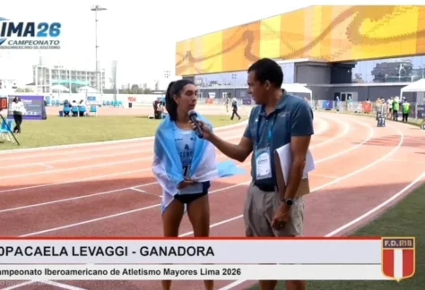 Micaela Levaggi luego del oro en los 5.000 m de Lima. Imagen: captura de pantalla editada con IA.