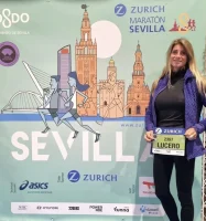 Luciana Lucero en las acreditaciones de la Maratón de Sevilla.